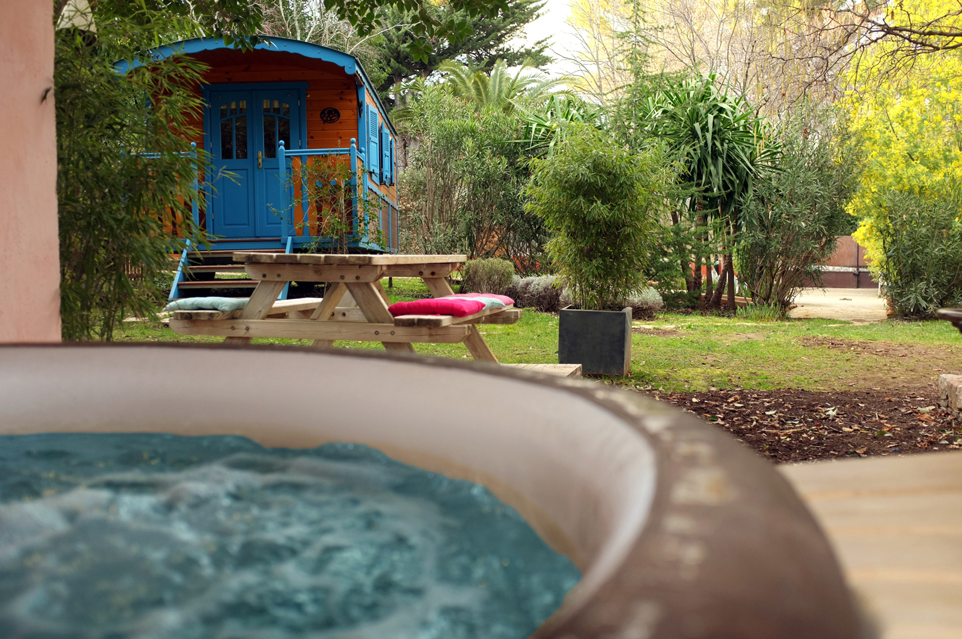 Jardin et parking privés dans un parc aux arbres centenaires. Espace jacuzzi et bar extérieur couvert