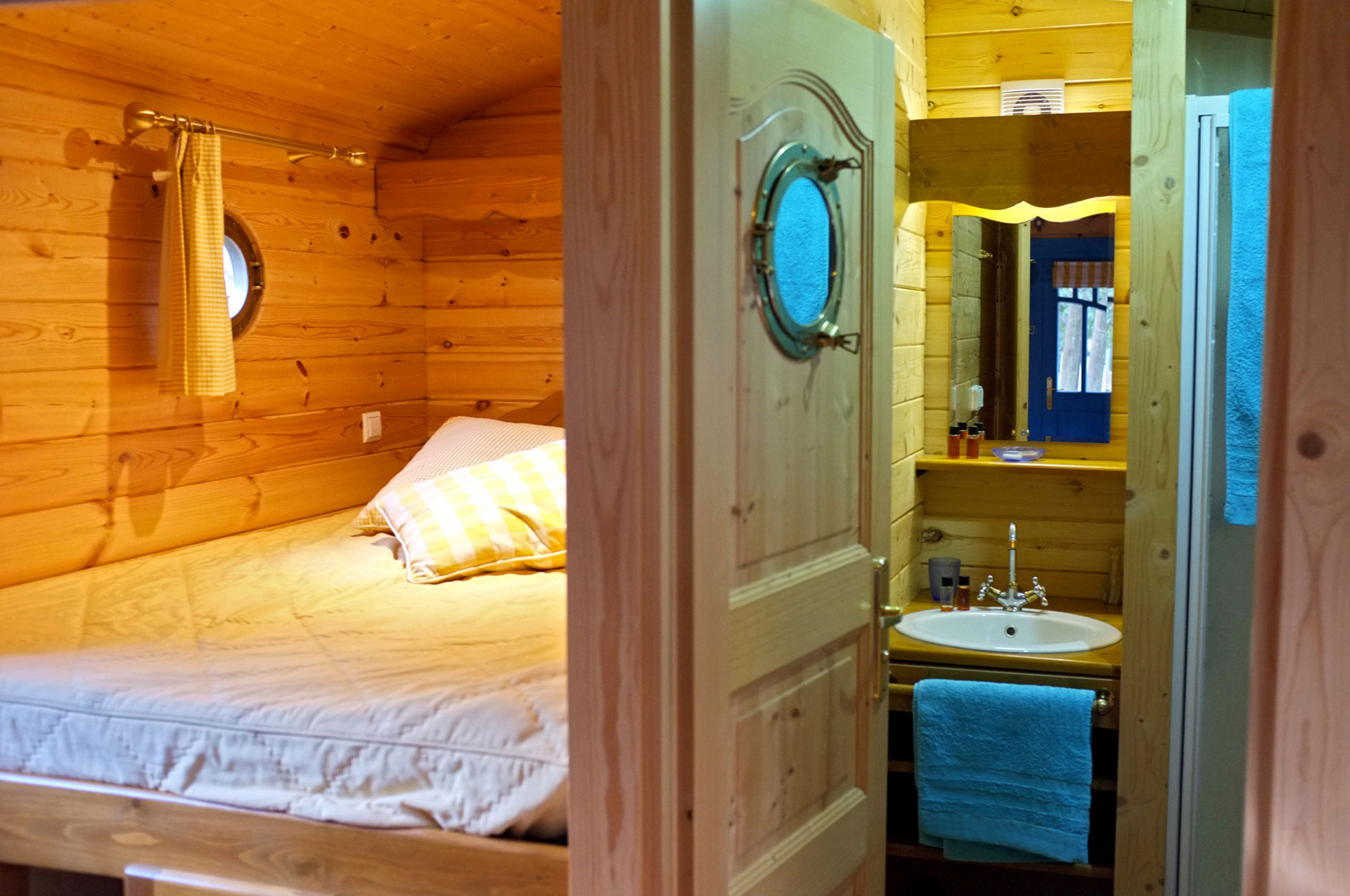 3 couchages de qualité, litterie et linge fournis. Salle de douche, vasque et toillette